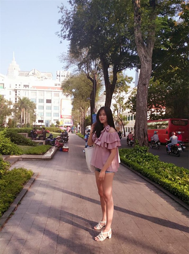 Hơn nhau có 1 tuổi, nhưng Kỳ Duyên chọn cây đen già dặn còn Angela Phương Trinh vẫn nhí nhảnh trong street style tuần qua - Ảnh 11.