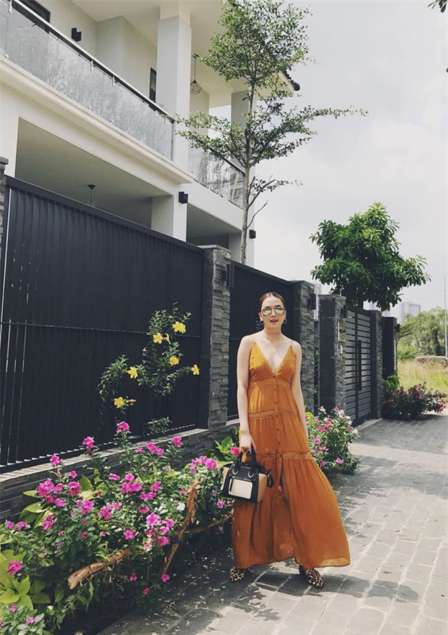 Hơn nhau có 1 tuổi, nhưng Kỳ Duyên chọn cây đen già dặn còn Angela Phương Trinh vẫn nhí nhảnh trong street style tuần qua - Ảnh 16.