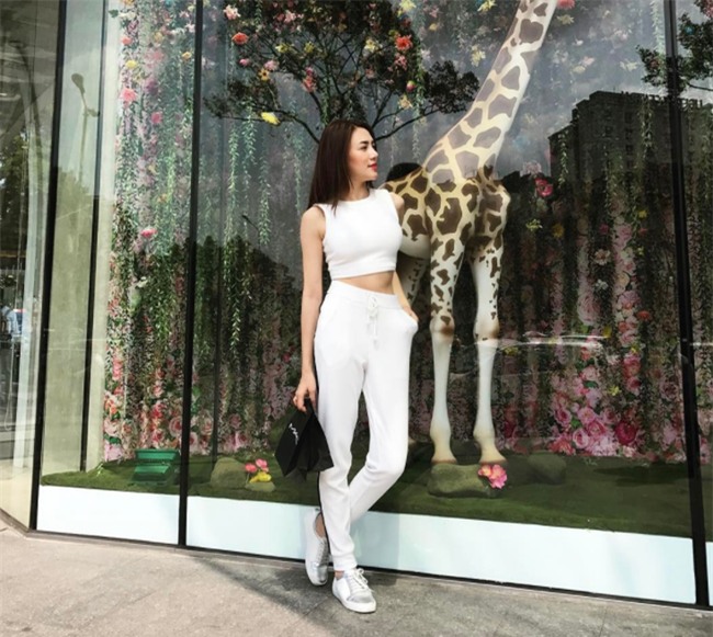 Hơn nhau có 1 tuổi, nhưng Kỳ Duyên chọn cây đen già dặn còn Angela Phương Trinh vẫn nhí nhảnh trong street style tuần qua - Ảnh 17.