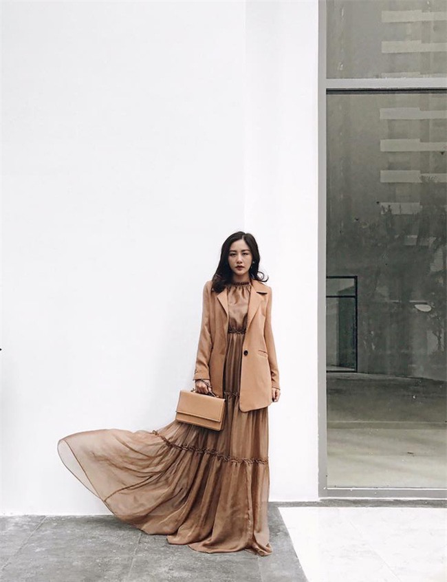 Hơn nhau có 1 tuổi, nhưng Kỳ Duyên chọn cây đen già dặn còn Angela Phương Trinh vẫn nhí nhảnh trong street style tuần qua - Ảnh 18.