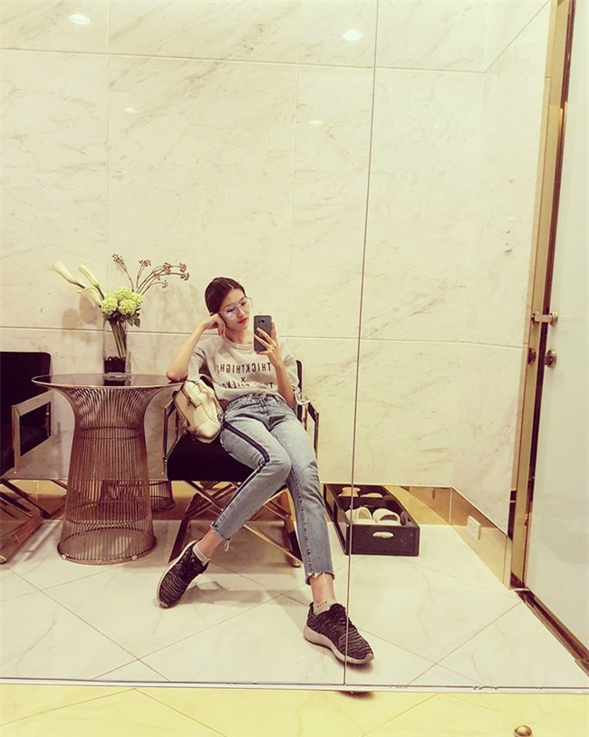 Hơn nhau có 1 tuổi, nhưng Kỳ Duyên chọn cây đen già dặn còn Angela Phương Trinh vẫn nhí nhảnh trong street style tuần qua - Ảnh 19.