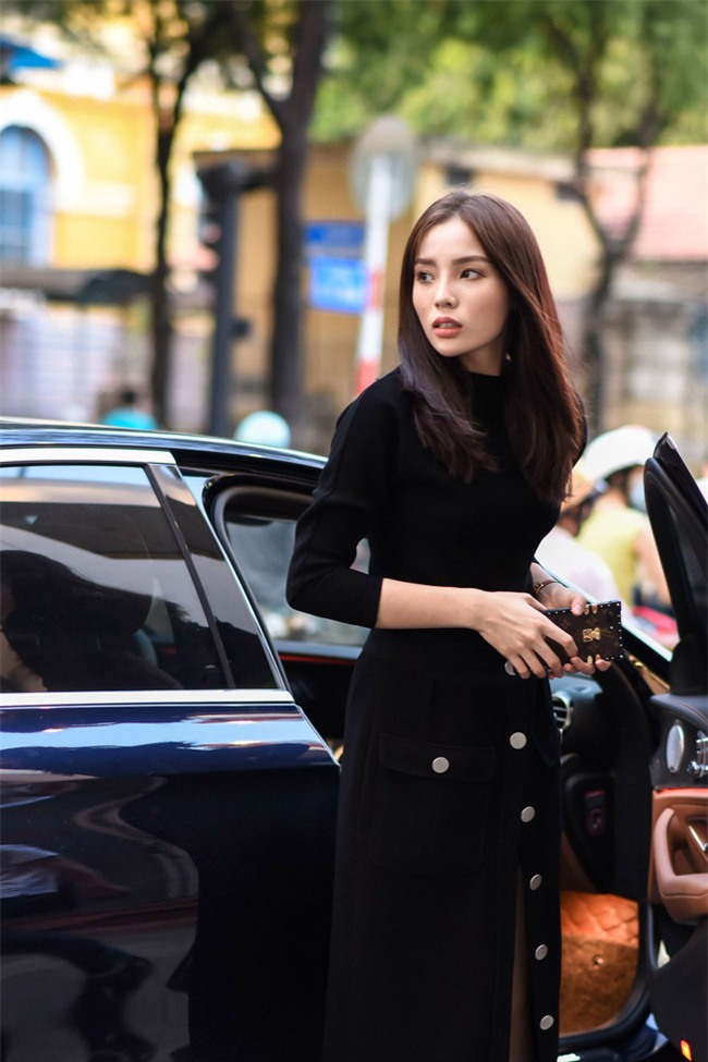 Hơn nhau có 1 tuổi, nhưng Kỳ Duyên chọn cây đen già dặn còn Angela Phương Trinh vẫn nhí nhảnh trong street style tuần qua - Ảnh 2.