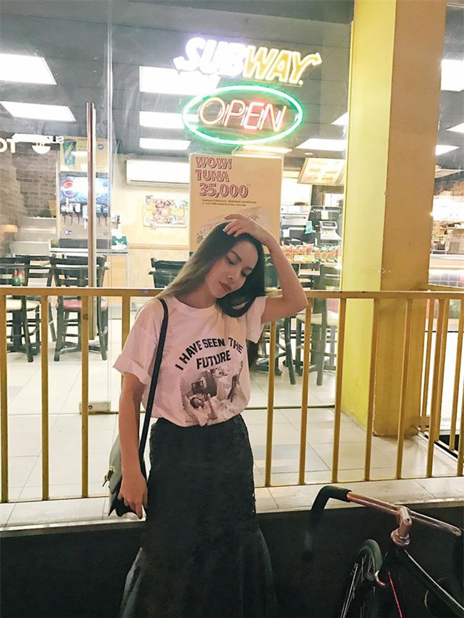 Hơn nhau có 1 tuổi, nhưng Kỳ Duyên chọn cây đen già dặn còn Angela Phương Trinh vẫn nhí nhảnh trong street style tuần qua - Ảnh 20.