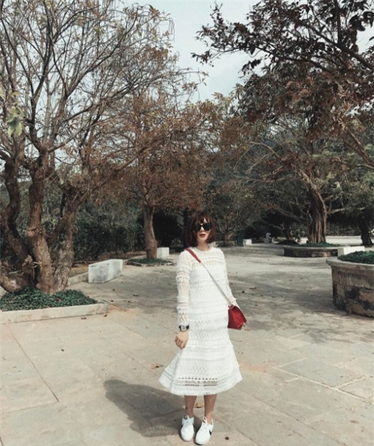 Hơn nhau có 1 tuổi, nhưng Kỳ Duyên chọn cây đen già dặn còn Angela Phương Trinh vẫn nhí nhảnh trong street style tuần qua - Ảnh 21.