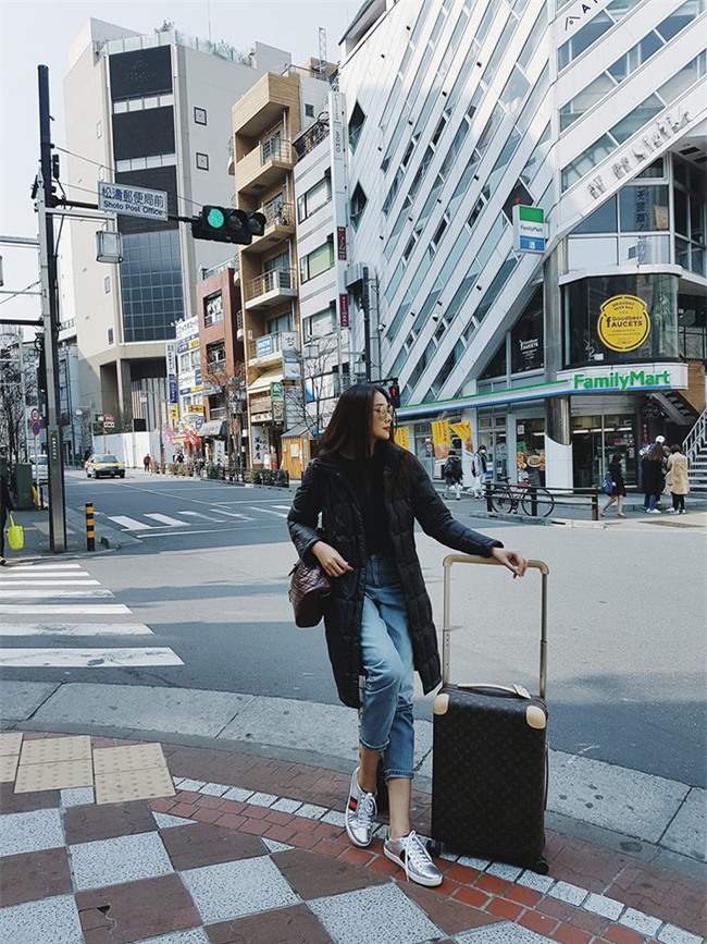 Hơn nhau có 1 tuổi, nhưng Kỳ Duyên chọn cây đen già dặn còn Angela Phương Trinh vẫn nhí nhảnh trong street style tuần qua - Ảnh 6.