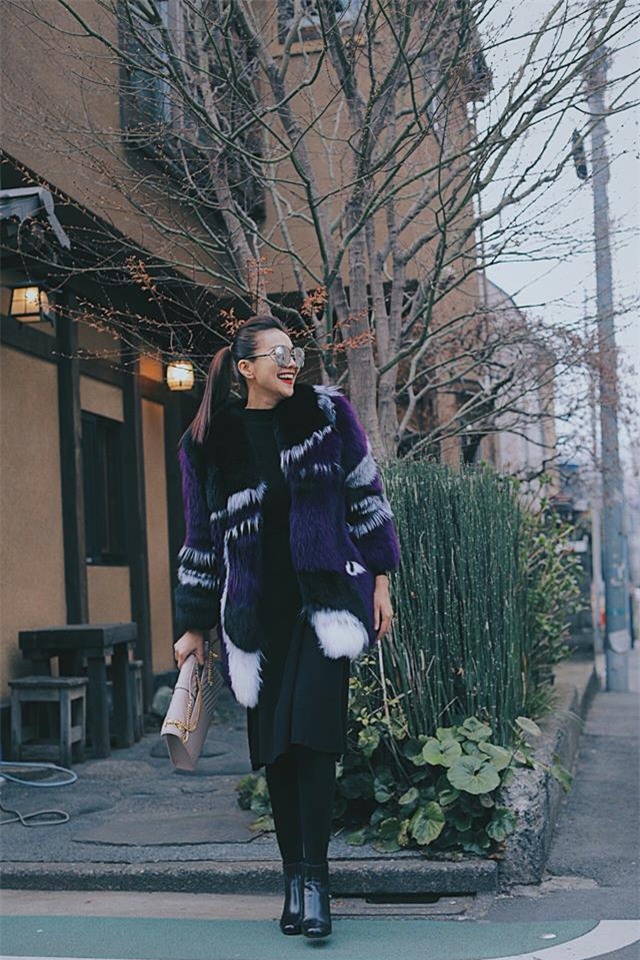 Hơn nhau có 1 tuổi, nhưng Kỳ Duyên chọn cây đen già dặn còn Angela Phương Trinh vẫn nhí nhảnh trong street style tuần qua - Ảnh 7.
