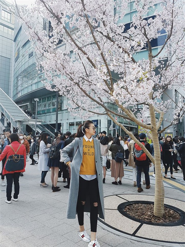 Hơn nhau có 1 tuổi, nhưng Kỳ Duyên chọn cây đen già dặn còn Angela Phương Trinh vẫn nhí nhảnh trong street style tuần qua - Ảnh 8.