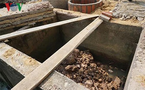 Bàng hoàng phát hiện hài cốt nữ giới trong bể phốt - Ảnh 1.