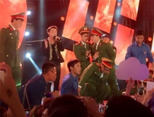 Son Tung M-TP xin loi va ngung hat vi fan chen lan den ngat xiu hinh anh 1