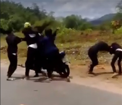 Xôn xao clip 2 nhóm nữ sinh đánh nhau dã man