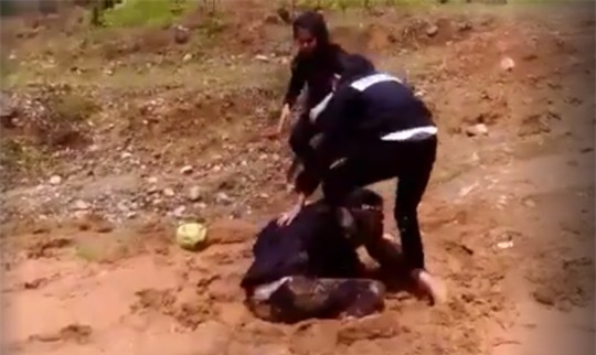Xôn xao clip 2 nhóm nữ sinh đánh nhau dã man
