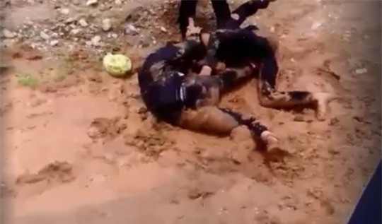 Xôn xao clip 2 nhóm nữ sinh đánh nhau dã man