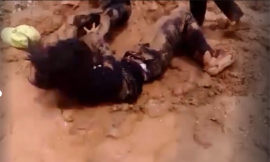 Túm tóc, dẫm đạp nhau giữa vùng bùn (Ảnh cắt từ clip)