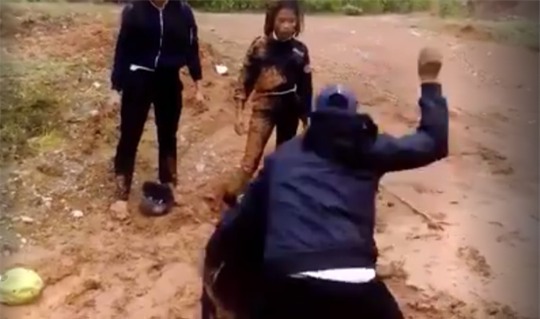 Túm tóc rồi ra một cú tát trời giáng vì bị nói có tiếng mà không có miếng?