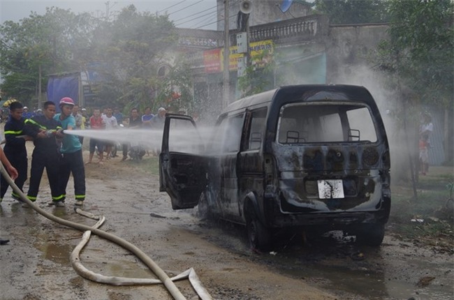 Oto 9 cho boc chay du doi khi dang do ben duong hinh anh 1