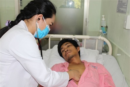 Bác sĩ đã chỉ định phẫu thuật nhưng gia đình quá nghèo nên anh Nhạn đang thoi thóp trong đau đớn