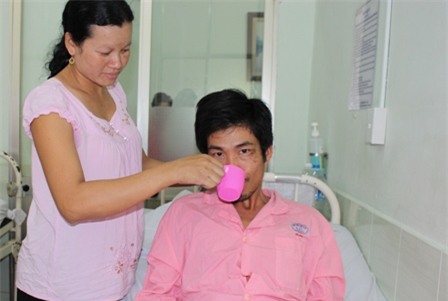 Bụng chửa vượt mặt, chị Bạch Tuyết vẫn phải tất tả chăm sóc chồng