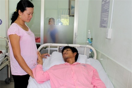 Người mẹ đau đớn nghĩ đến cảnh phải cho đứa con để nhận được chút đỉnh cứu chồng