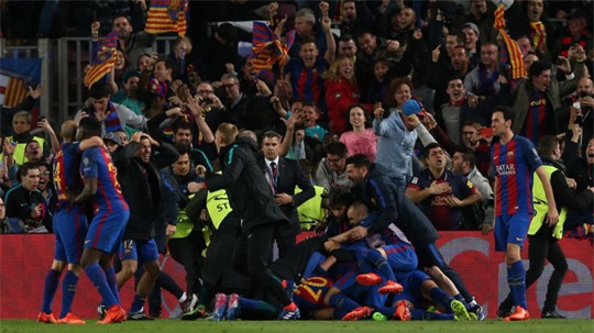 CĐV Barcelona tràn xuống sân ăn mừng sau bàn thắng của Sergio Roberto