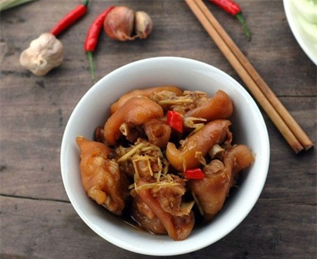 Múc thịt ra đĩa, ăn luôn với cơm nóng.