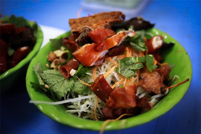 Lên phố cổ thưởng thức nộm tá lả, lắng nghe triết lý làm đủ ăn bền vững, không cần giàu của bố già vui tính - Ảnh 1.