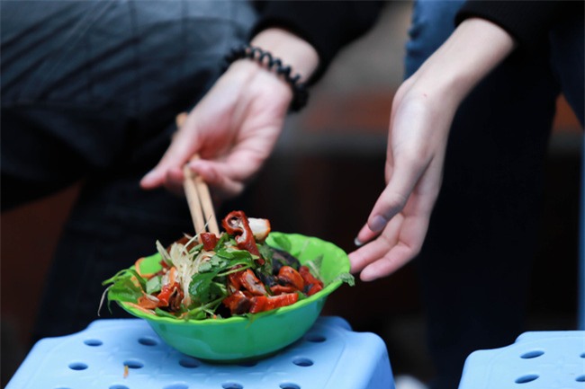 Lên phố cổ thưởng thức nộm tá lả, lắng nghe triết lý làm đủ ăn bền vững, không cần giàu của bố già vui tính - Ảnh 4.