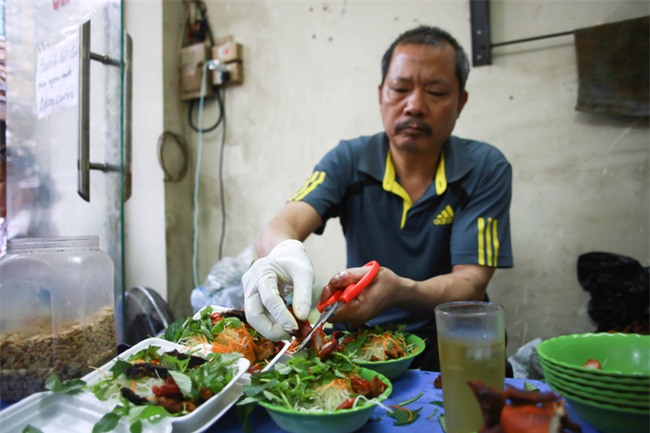 Lên phố cổ thưởng thức nộm tá lả, lắng nghe triết lý làm đủ ăn bền vững, không cần giàu của bố già vui tính - Ảnh 5.