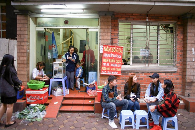 Lên phố cổ thưởng thức nộm tá lả, lắng nghe triết lý làm đủ ăn bền vững, không cần giàu của bố già vui tính - Ảnh 6.