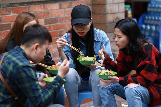 Lên phố cổ thưởng thức nộm tá lả, lắng nghe triết lý làm đủ ăn bền vững, không cần giàu của bố già vui tính - Ảnh 8.