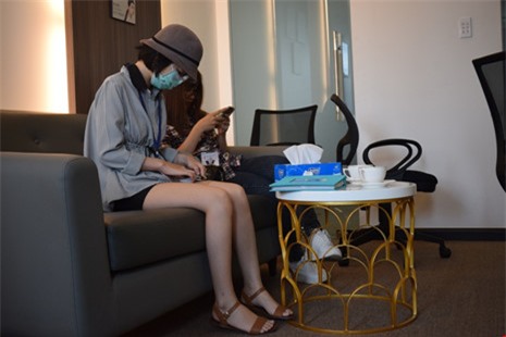 nu sinh bi tat axit di thai lan dieu tri da tro ve - 4