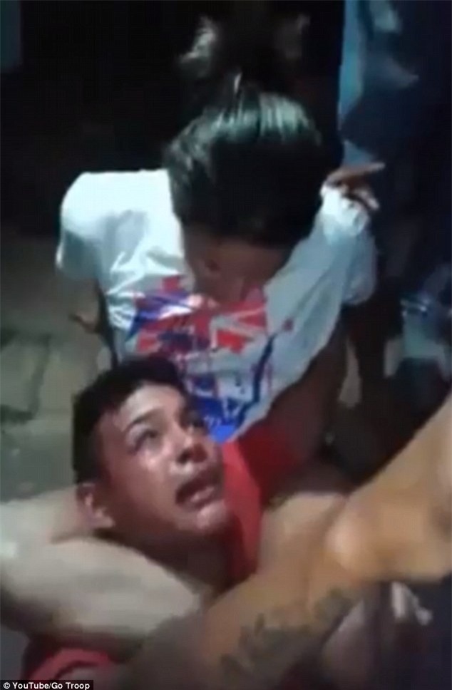 hai huoc ten cuop goi me toi cuu vi gap nham vo si hinh anh 2