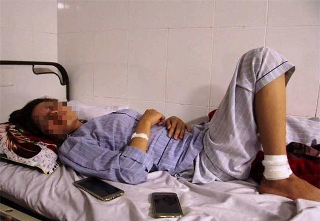 Dang cho ngay ra toa ly hon, chong danh vo den nhap vien cap cuu hinh anh 1