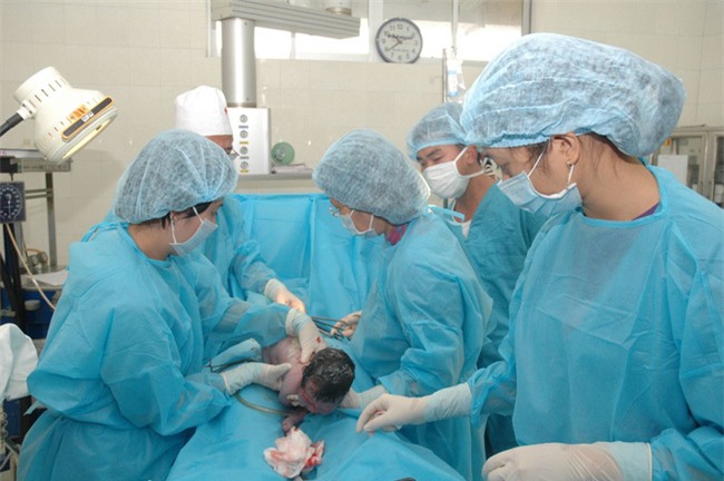 Bác sĩ sản khoa cắt cụt ngón tay trẻ sơ sinh khi mổ lấy thai - Ảnh 1.