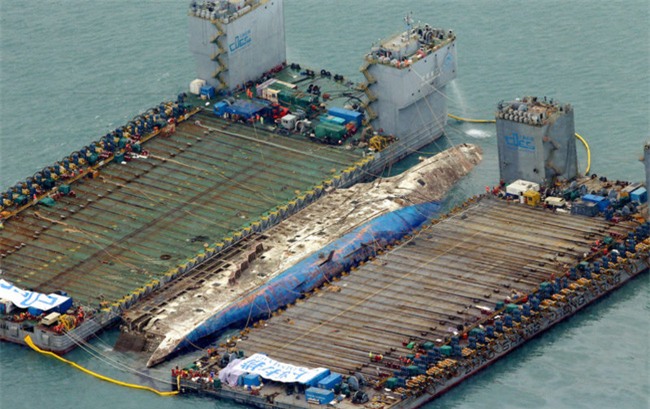 Chùm ảnh: Lạnh người với hình ảnh phà Sewol gỉ sét nghiêm trọng sau 3 năm chìm sâu dưới đáy đại dương - Ảnh 2.