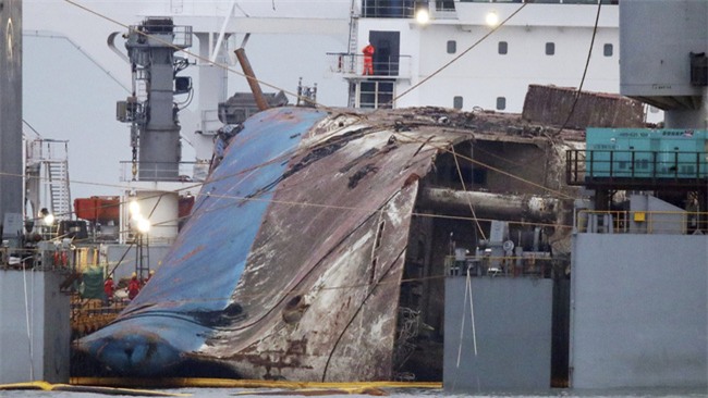Chùm ảnh: Lạnh người với hình ảnh phà Sewol gỉ sét nghiêm trọng sau 3 năm chìm sâu dưới đáy đại dương - Ảnh 14.