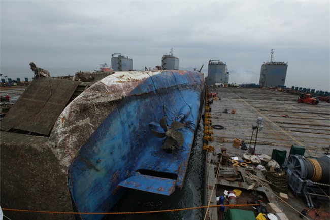 Chùm ảnh: Lạnh người với hình ảnh phà Sewol gỉ sét nghiêm trọng sau 3 năm chìm sâu dưới đáy đại dương - Ảnh 5.
