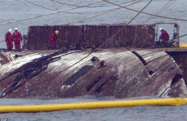 Chùm ảnh: Lạnh người với hình ảnh phà Sewol gỉ sét nghiêm trọng sau 3 năm chìm sâu dưới đáy đại dương - Ảnh 6.