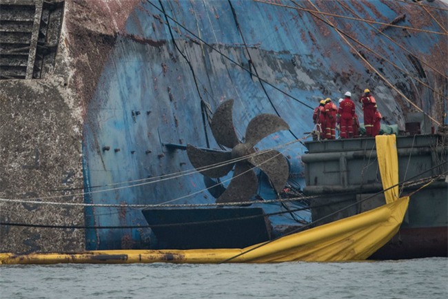 Chùm ảnh: Lạnh người với hình ảnh phà Sewol gỉ sét nghiêm trọng sau 3 năm chìm sâu dưới đáy đại dương - Ảnh 7.