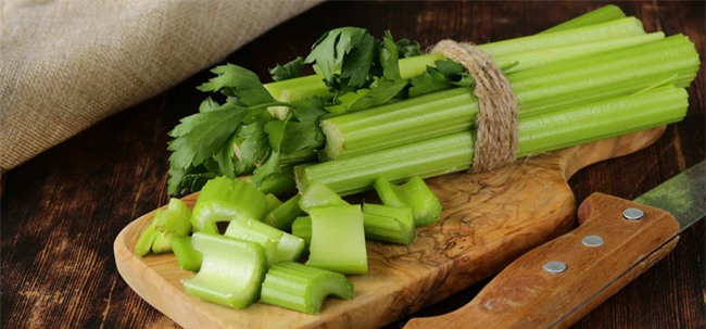 Tin được không, chỉ 1 bó cần tây là có thể giúp chị em biến đổi ngoạn mục từ trong ra ngoài - Ảnh 1.