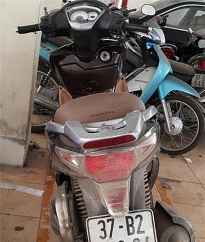 vo bop co cong an de chong va nguoi than lay xe may bi tam giu hinh 1