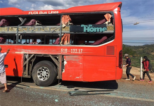 Kính bên trái xe khách Phương Trang bị vỡ hoàn toàn.