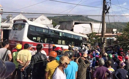 Xe khách của hãng Thành Bưởi tông sập nhà dân.