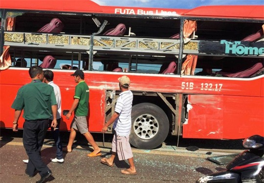 Hình ảnh mới nhất tại hiện trường, 2 xe khách hư hỏng nặng, rất nhiều người bị thương.