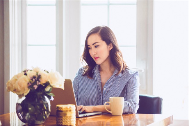 Nàng công sở thường xuyên sử dụng máy tình thì đừng quên 7 mẹo chăm sóc da nhanh gọn này - Ảnh 2.