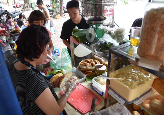 7 quán bánh mì bình dân mà ngon tê lưỡi của Hà Nội - Ảnh 14.