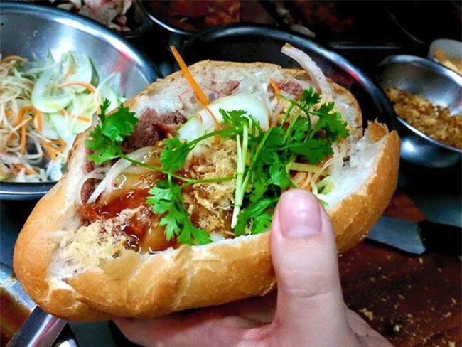 7 quán bánh mì bình dân mà ngon tê lưỡi của Hà Nội - Ảnh 19.