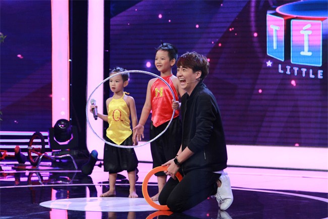 Ai cũng choáng váng trước bé 5 tuổi xinh xắn diễn hài cực duyên này! - Ảnh 13.