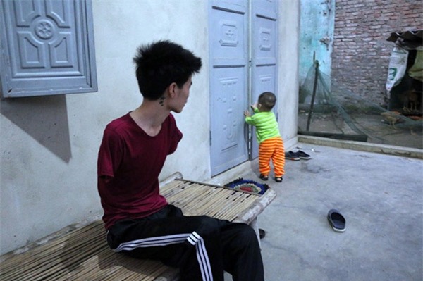 Rơi nước mắt hoàn cảnh chàng trai bị tai nạn mất tay, vợ bỏ đi, một mình chăm con thơ khát sữa - Ảnh 1.