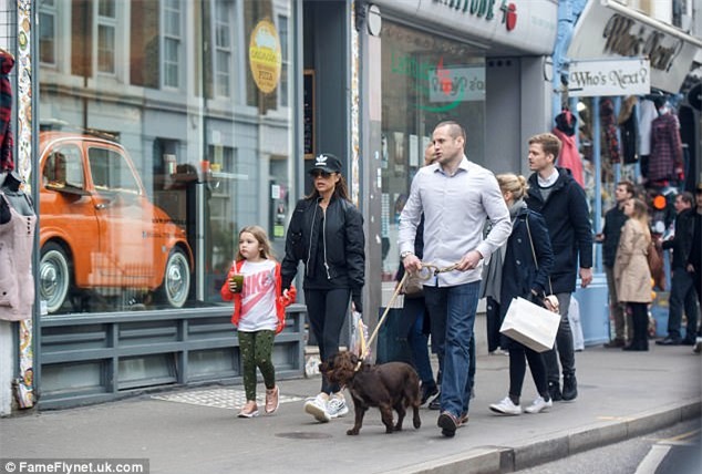 Harper diện đồ khỏe khoắn cùng mẹ Victoria xuống phố đi dạo  - Ảnh 3.