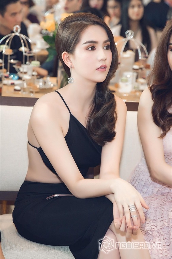 Người mẫu ngọc trinh,nữ hoàng nội y ngọc trinh,ngọc trinh khoe lưng trần